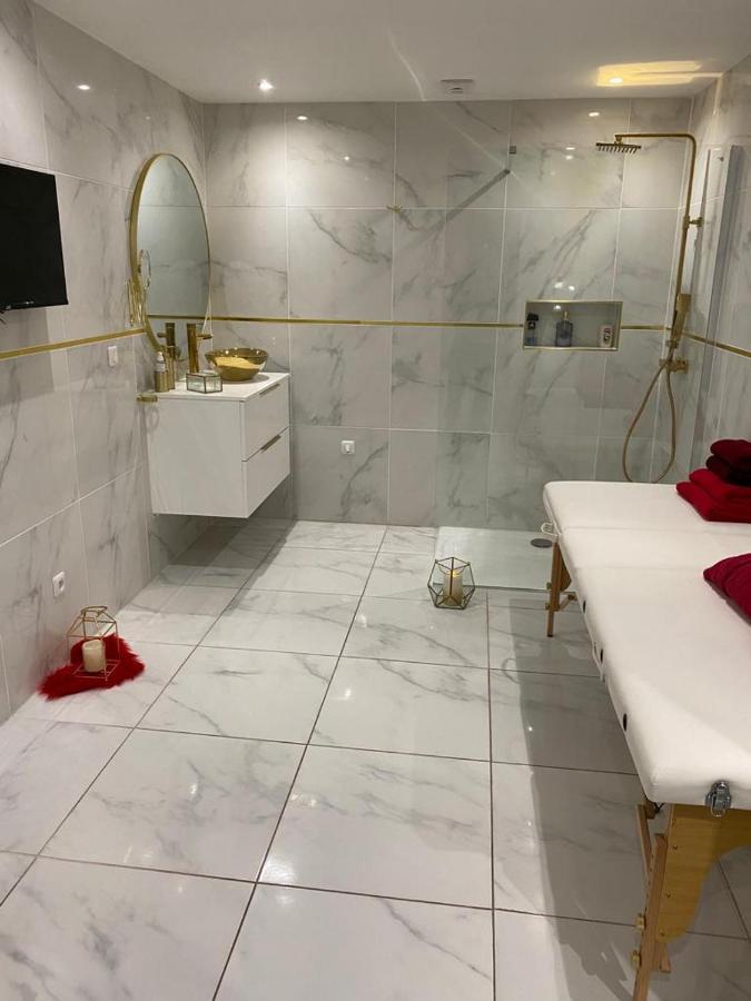 Apartment Romantique Avec Jaccuzy A La Gare De