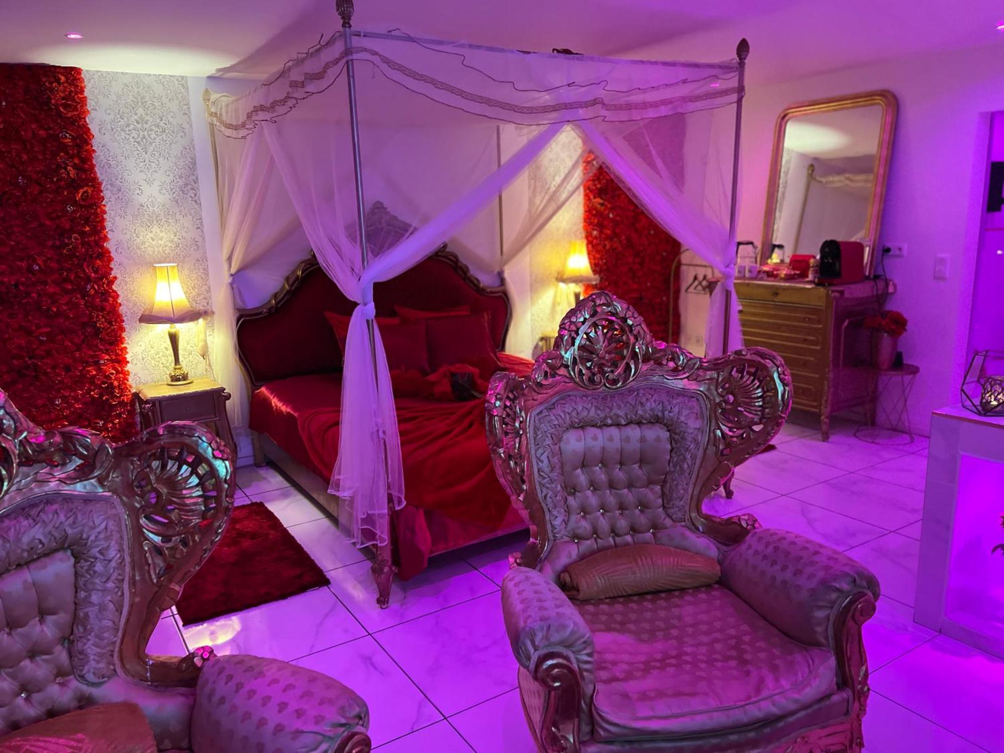 Apartment Romantique Avec Jaccuzy A La Gare De