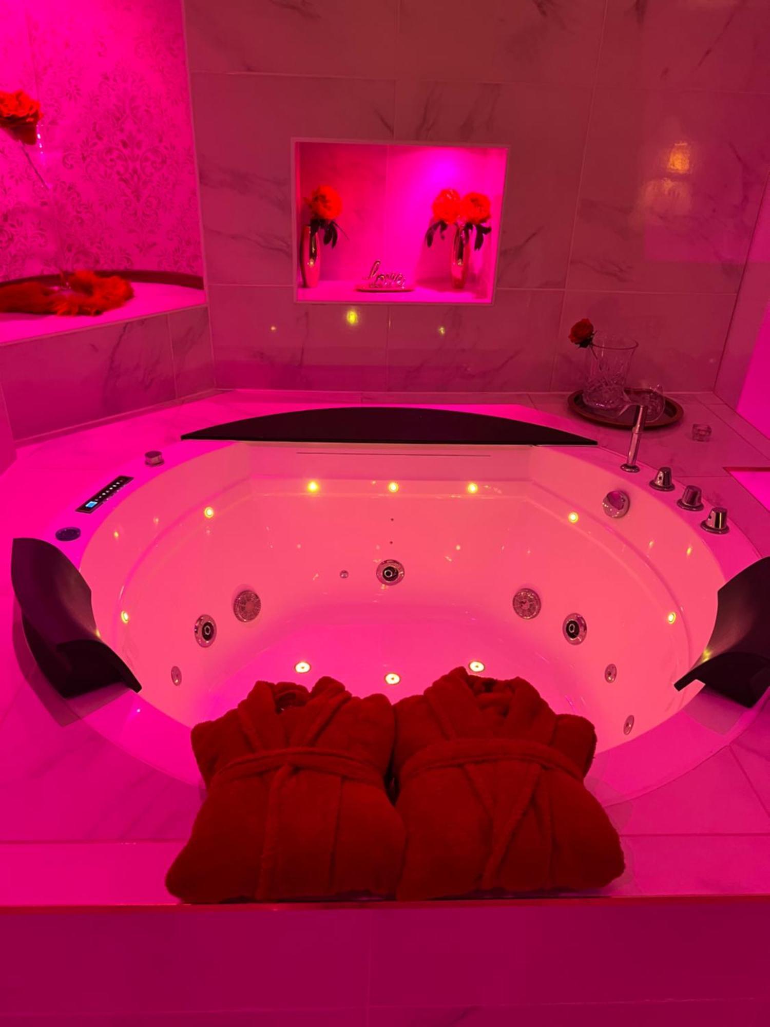 Apartment Romantique Avec Jaccuzy A La Gare De *