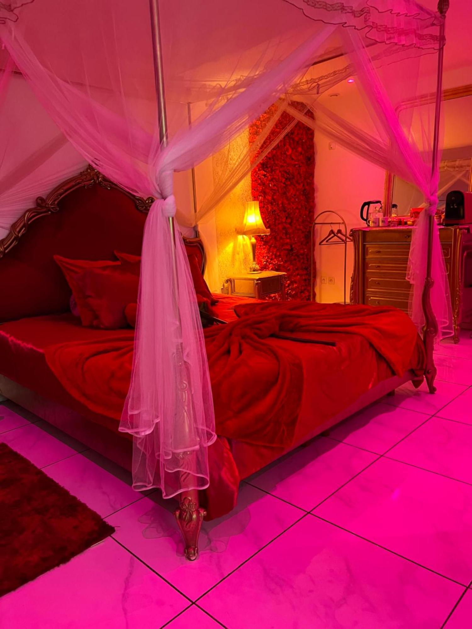 Apartment Romantique Avec Jaccuzy A La Gare De Montpellier